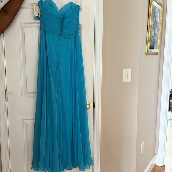Beautiful turquoise formal dress for prom or formal affairs. - Picture 2 of 2